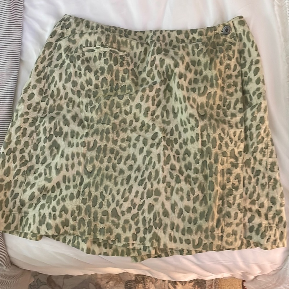 High waisted Liz Claiborne skirt. Green cheetah print